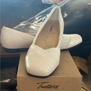 Trotters Women's Cream Flats